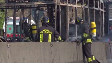 Secuestran un autobús escolar lleno de niños en Italia y lo prenden fuego para protestar por la muerte de migrantes en el Mediterráneo