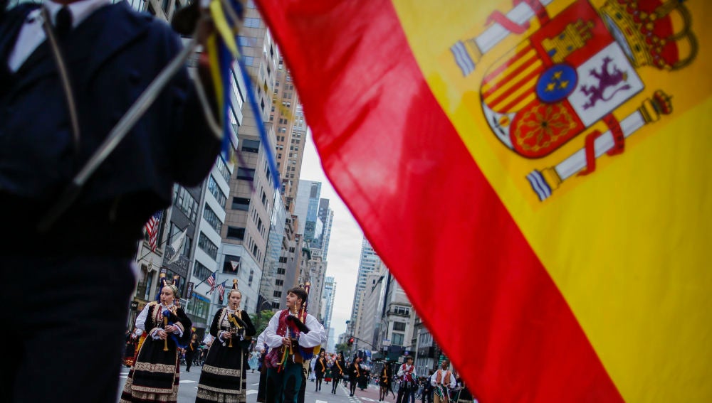 Miembros de una comparsa española participan en el Desfile de la Hispanidad, en Nueva York