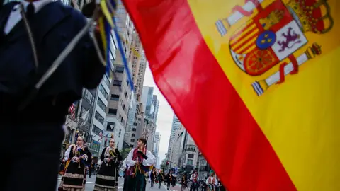 Miembros de una comparsa española participan en el Desfile de la Hispanidad, en Nueva York Miembros de una comparsa española participan en el Desfile de la Hispanidad, en Nueva York