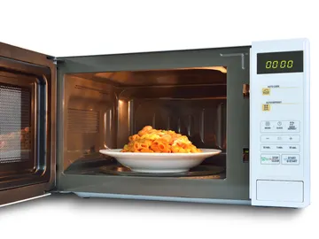 Calentando pasta en el microondas Calentando pasta en el microondas