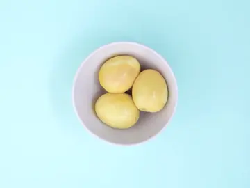 Cómo batir un huevo dentro de su propia cáscara para obtener huevos cocidos amarillos Cómo batir un huevo dentro de su propia cáscara para obtener huevos cocidos amarillos