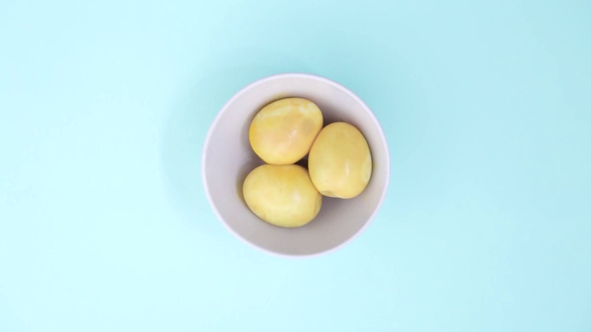 C&oacute;mo batir un huevo dentro de su propia c&aacute;scara para obtener huevos cocidos amarillos