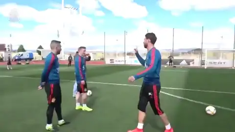 Sergio Ramos demuestra su puntería en el entrenamiento de la Selección: "¡Soy un p*** animal!" Sergio Ramos demuestra su puntería en el entrenamiento de la Selección: "¡Soy un p*** animal!"