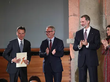 Matías Prats recibiendo el galardón Matías Prats recibiendo el galardón