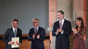 Matías Prats recibiendo el galardón