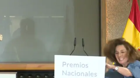La aparatosa caída de Blanca Berasategui en los Premios Cultura La aparatosa caída de Blanca Berasategui en los Premios Cultura