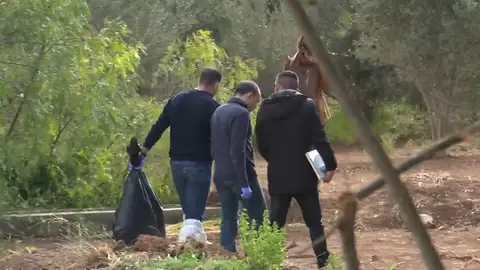 Analizan unos palos y una azada encontrados en la finca donde fueron asesinados los niños de Godella Analizan unos palos y una azada encontrados en la finca donde fueron asesinados los niños de Godella