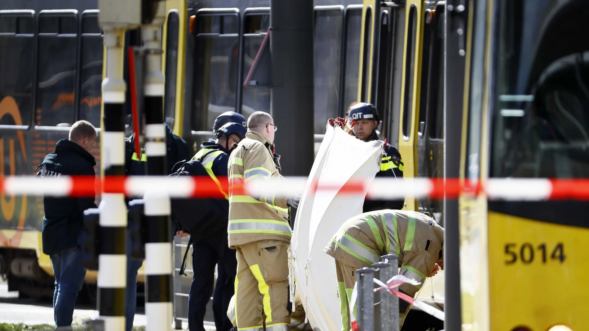 Miembros de los servicios de emergencias trabajan en la plaza del 24 de Octubre Miembros de los servicios de emergencias trabajan en la plaza del 24 de Octubre