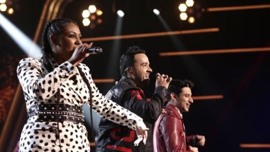 Luis Fonsi canta ‘Échame la culpa’ con Linda Rodrigo y Alex Palomo en los Directos de ‘La Voz’