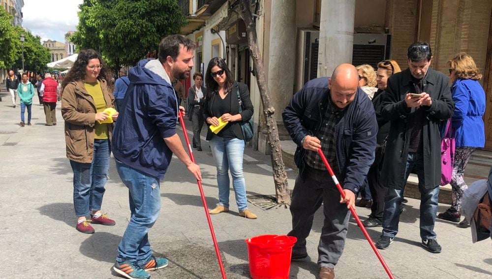 Miembros de Adelante Jerez limpiando la calle