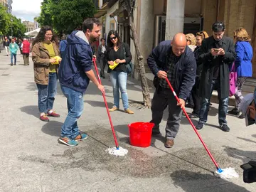 Miembros de Adelante Jerez limpiando la calle Miembros de Adelante Jerez limpiando la calle
