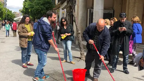 Miembros de Adelante Jerez limpiando la calle Miembros de Adelante Jerez limpiando la calle