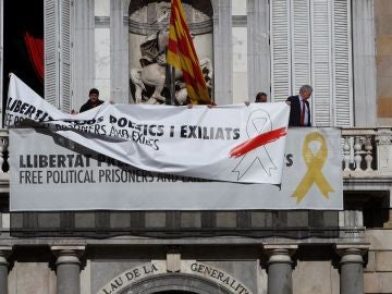 Torra cambia lazo amarillo en el edificio Palau Generalitat Torra cambia lazo amarillo en el edificio Palau Generalitat
