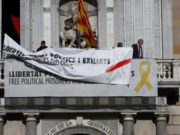 Torra cambia lazo amarillo en el edificio Palau Generalitat Torra cambia lazo amarillo en el edificio Palau Generalitat