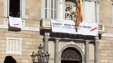 Un lazo blanco sustituye al amarillo en la pancarta de la Generalitat Un lazo blanco sustituye al amarillo en la pancarta de la Generalitat
