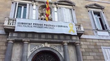 La fachada de la Generalitat amanece con la pancarta del lazo amarillo La fachada de la Generalitat amanece con la pancarta del lazo amarillo