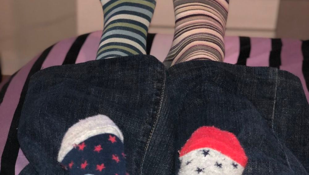 Un adulto y un bebé con calcetines desparejados por el Día Mundial del Síndrome de Down