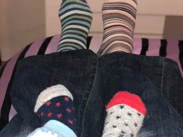 Un adulto y un bebé con calcetines desparejados por el Día Mundial del Síndrome de Down Un adulto y un bebé con calcetines desparejados por el Día Mundial del Síndrome de Down