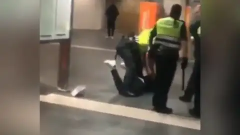 Brutal paliza de los vigilantes de seguridad a un hombre en el intercambiador de Plaza Catalunya Brutal paliza de los vigilantes de seguridad a un hombre en el intercambiador de Plaza Catalunya