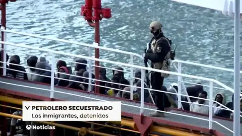 Detenidos los inmigrantes libios que secuestraron un petrolero para evitar ser deportados Detenidos los inmigrantes libios que secuestraron un petrolero para evitar ser deportados