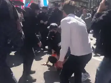 Enfrentamientos entre trabajadores de Alcoa y la Policía frente al Congreso termina con un manifestante detenido Enfrentamientos entre trabajadores de Alcoa y la Policía frente al Congreso termina con un manifestante detenido