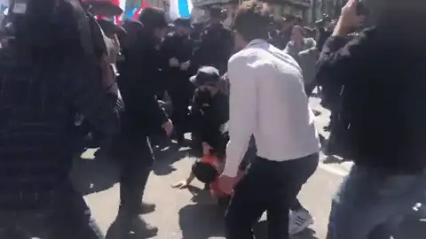 Enfrentamientos entre trabajadores de Alcoa y la Policía frente al Congreso termina con un manifestante detenido Enfrentamientos entre trabajadores de Alcoa y la Policía frente al Congreso termina con un manifestante detenido