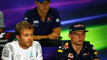 Nico Rosberg y Max Verstappen, en rueda de prensa
