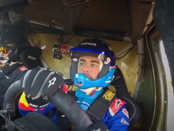 Fernando Alonso, subido al Toyota Hilux del Dakar