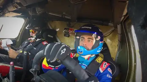 Fernando Alonso, subido al Toyota Hilux del Dakar Fernando Alonso, subido al Toyota Hilux del Dakar