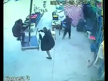 Un hombre sale volando agarrado de una sombrilla en Turquía Un hombre sale volando agarrado de una sombrilla en Turquía
