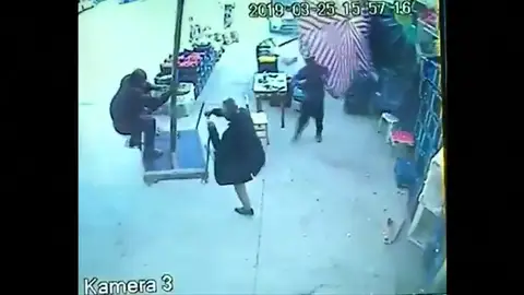 Un hombre sale volando agarrado de una sombrilla en Turquía Un hombre sale volando agarrado de una sombrilla en Turquía