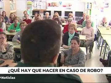 La Guardia Civil de Huelva ofrece cursos a ancianos para evitar atracos La Guardia Civil de Huelva ofrece cursos a ancianos para evitar atracos