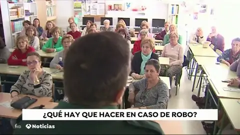 La Guardia Civil de Huelva ofrece cursos a ancianos para evitar atracos La Guardia Civil de Huelva ofrece cursos a ancianos para evitar atracos