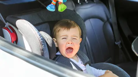 Niño llorando en el coche Niño llorando en el coche