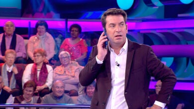 Arturo Valls recibe una comprometida llamada en '¡Ahora caigo!'