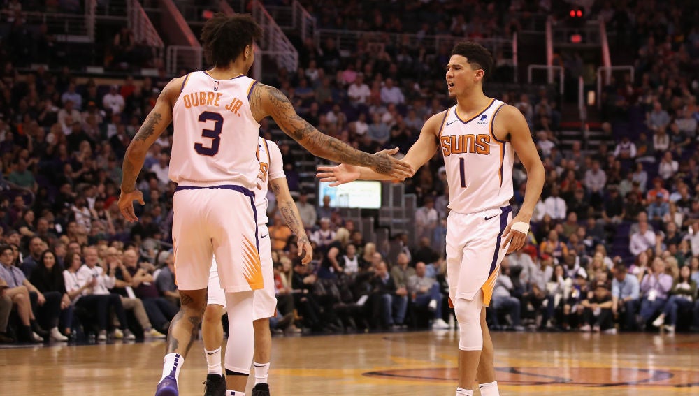 Devin Booker celebra una de sus canastas con sus compañeros