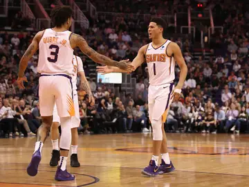 Devin Booker celebra una de sus canastas con sus compañeros Devin Booker celebra una de sus canastas con sus compañeros