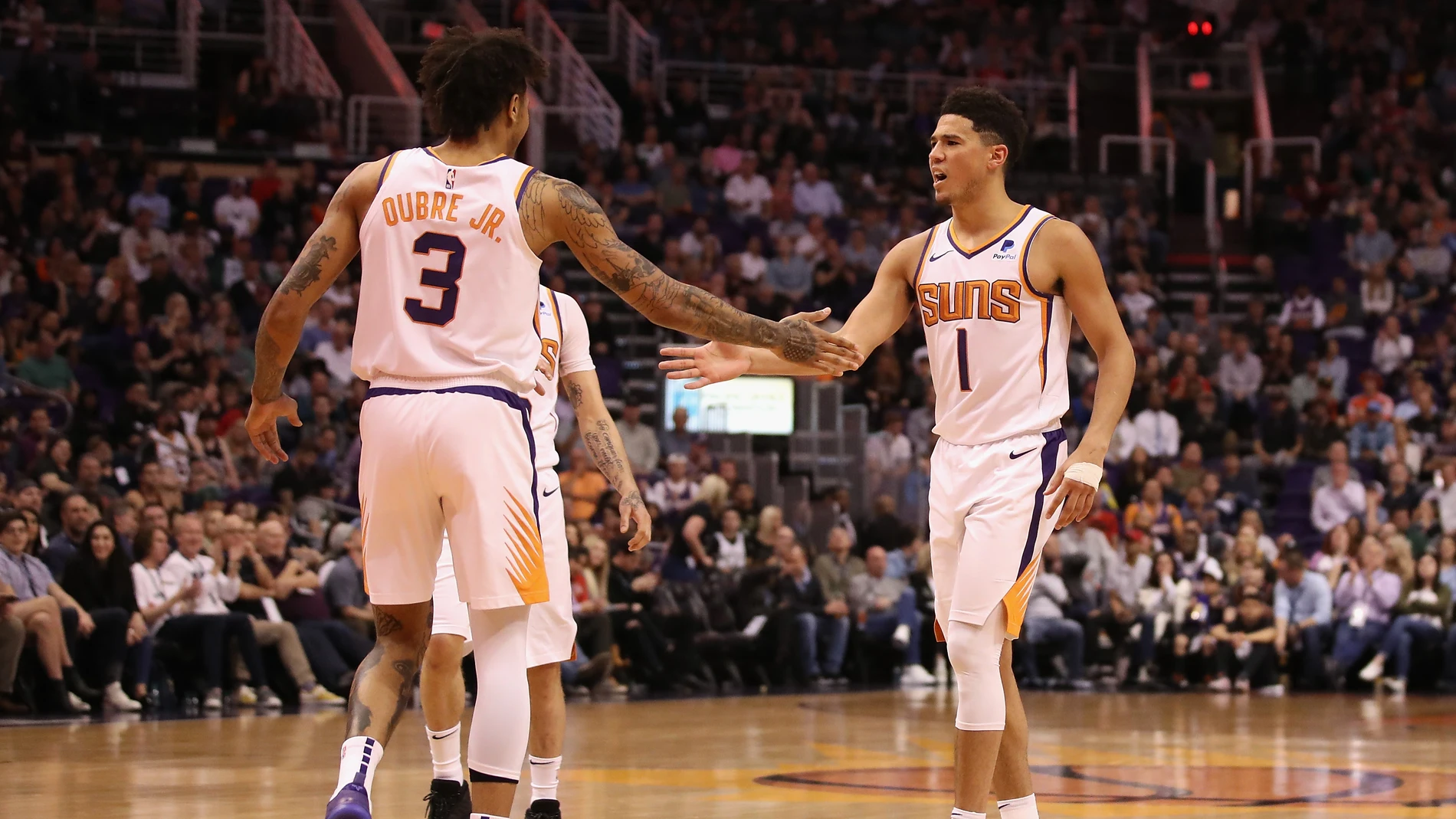 Devin Booker celebra una de sus canastas con sus compañeros Devin Booker celebra una de sus canastas con sus compañeros