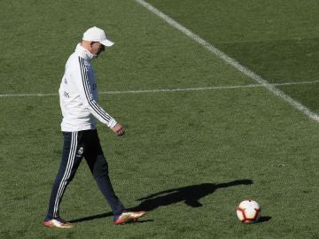 Zidane dirige un entrenamiento del Real Madrid