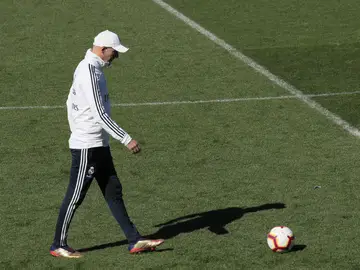 Zidane dirige un entrenamiento del Real Madrid Zidane dirige un entrenamiento del Real Madrid