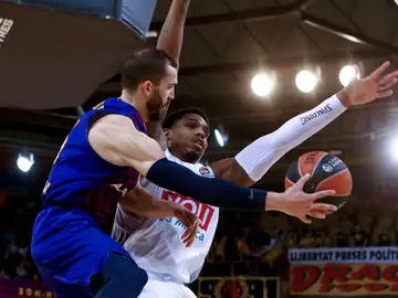 Pau Ribas penetra a canasta en el partido del Barcelona Pau Ribas penetra a canasta en el partido del Barcelona