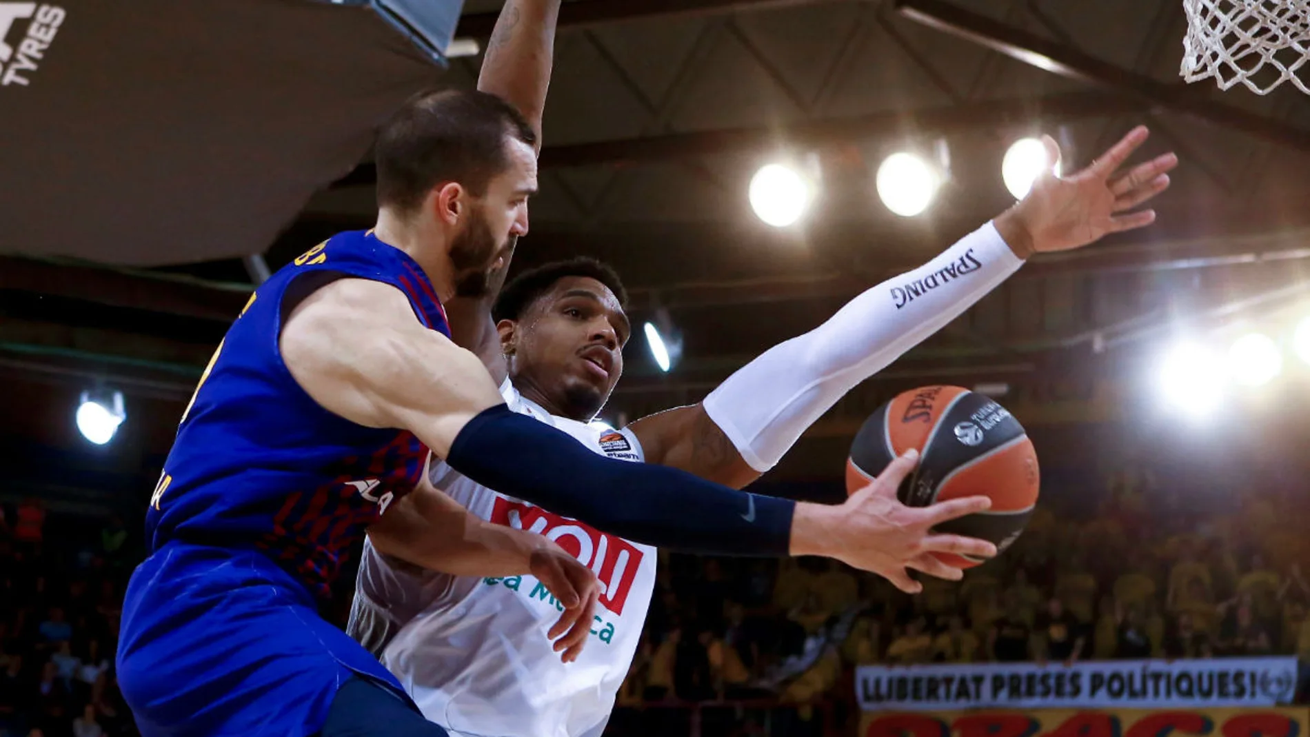 Pau Ribas penetra a canasta en el partido del Barcelona Pau Ribas penetra a canasta en el partido del Barcelona