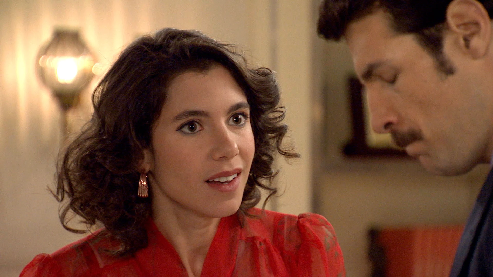 Carolina a Carlos tras sorprenderle con Natalia: "Le voy a contar todo a tu hermano"