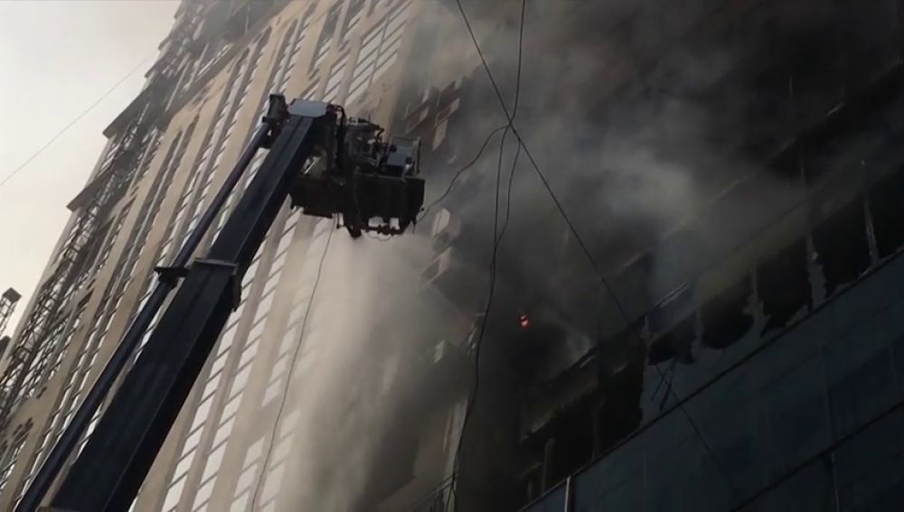 Un incendio en un rascacielos en Dacca deja al menos 19 muertos y 73 heridos 