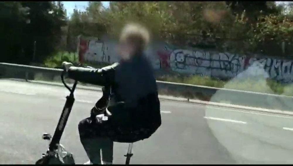 Pillan a una mujer circulando en patinete por una autovía de Valencia mientras usaba auriculares