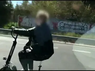 Pillan a una mujer circulando en patinete por una autovía de Valencia mientras usaba auriculares Pillan a una mujer circulando en patinete por una autovía de Valencia mientras usaba auriculares