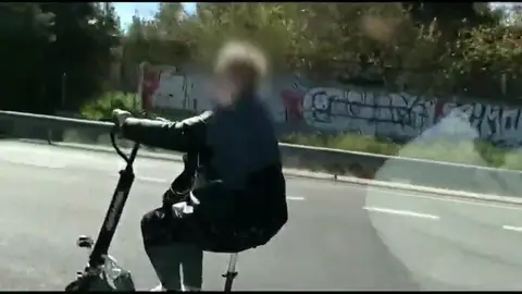 Pillan a una mujer circulando en patinete por una autovía de Valencia mientras usaba auriculares Pillan a una mujer circulando en patinete por una autovía de Valencia mientras usaba auriculares