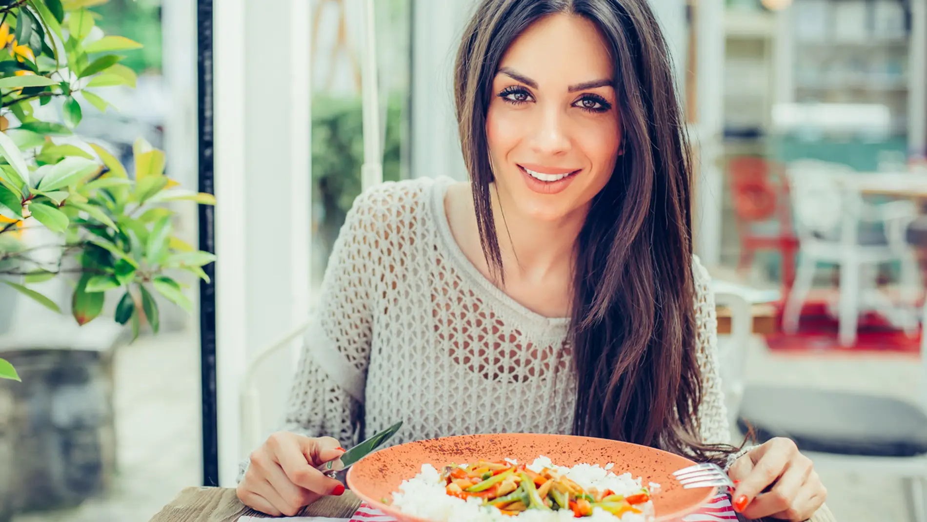 Mujer comiendo