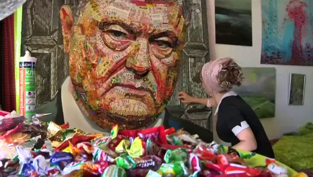 El curioso mosaico del presidente de Ucrania hecho con envoltorios y balas