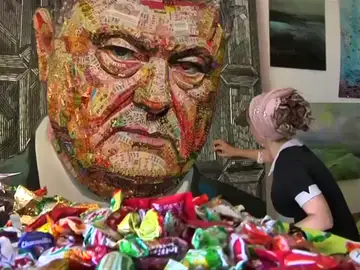 El curioso mosaico del presidente de Ucrania hecho con envoltorios y balas El curioso mosaico del presidente de Ucrania hecho con envoltorios y balas
